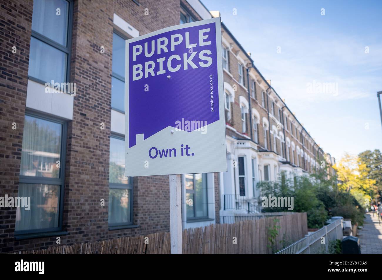 LONDRES- 13 SEPTEMBRE 2024 : panneau d'affichage de l'agence immobilière Purple Bricks 'à vendre'. Un agent immobilier britannique basé sur Internet Banque D'Images