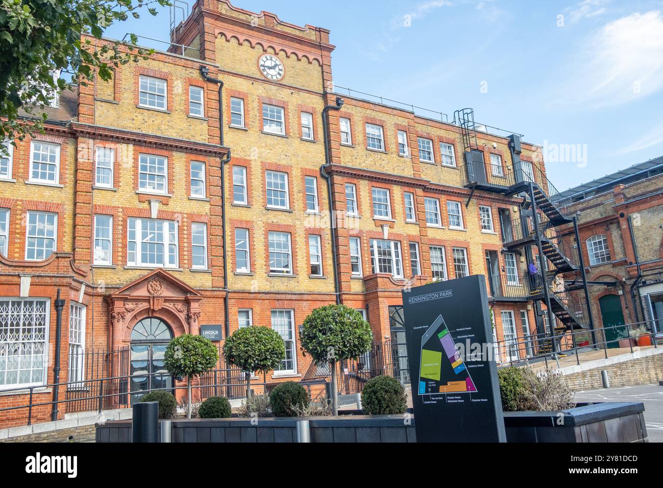 LONDRES - 13 SEPTEMBRE 2024 : Kennington Park Business Centre sur Brixton Road dans le sud-ouest de Londres Banque D'Images