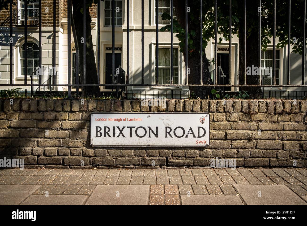 LONDRES - 13 SEPTEMBRE 2024 : panneau routier Brixton Road SW9. Une longue route historique entre Oval et Brixton dans le sud-ouest de Londres Banque D'Images