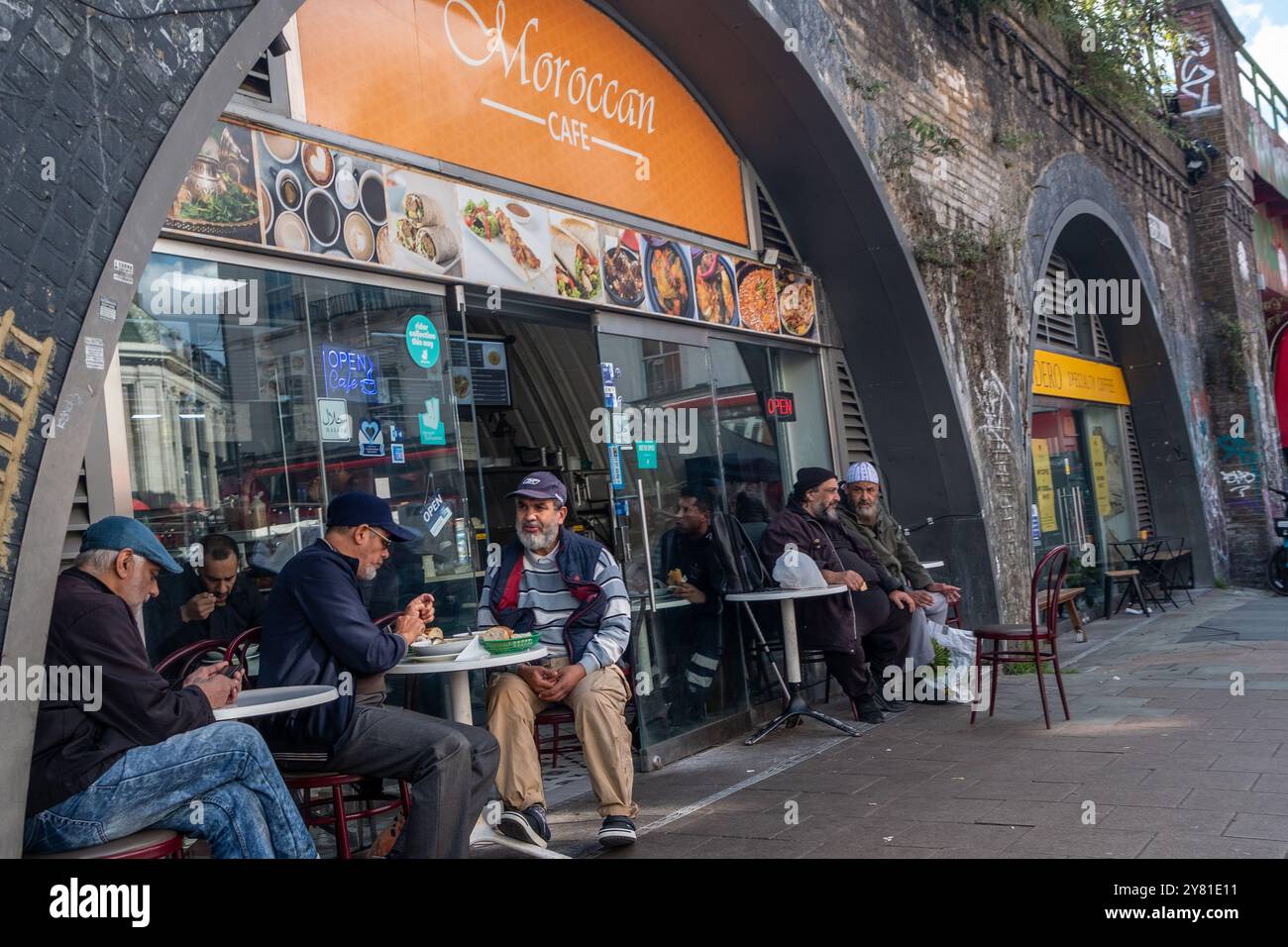 LONDRES- 13 SEPTEMBRE 2024 : vue sur rue des magasins de Brixton Market. Quartier animé et multiculturel de Lambeth, au sud-ouest de Londres Banque D'Images