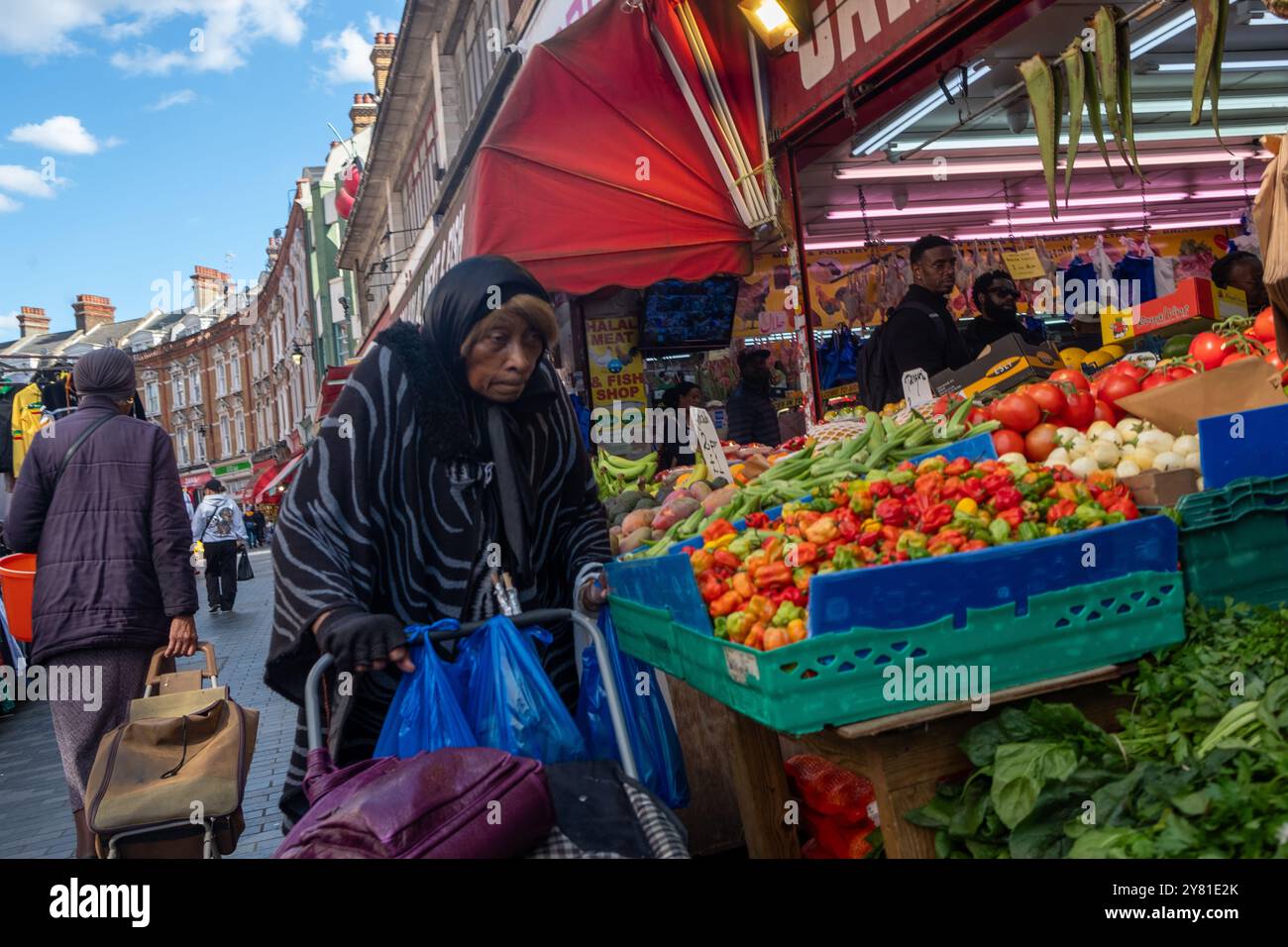 LONDRES- 13 SEPTEMBRE 2024 : vue sur rue des magasins de Brixton Market. Quartier animé et multiculturel de Lambeth, au sud-ouest de Londres Banque D'Images