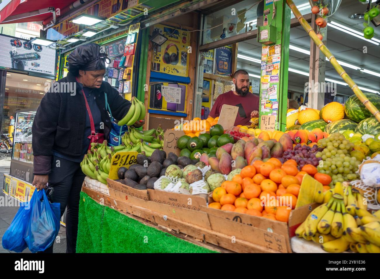 LONDRES- 13 SEPTEMBRE 2024 : vue sur rue des magasins de Brixton Market. Quartier animé et multiculturel de Lambeth, au sud-ouest de Londres Banque D'Images