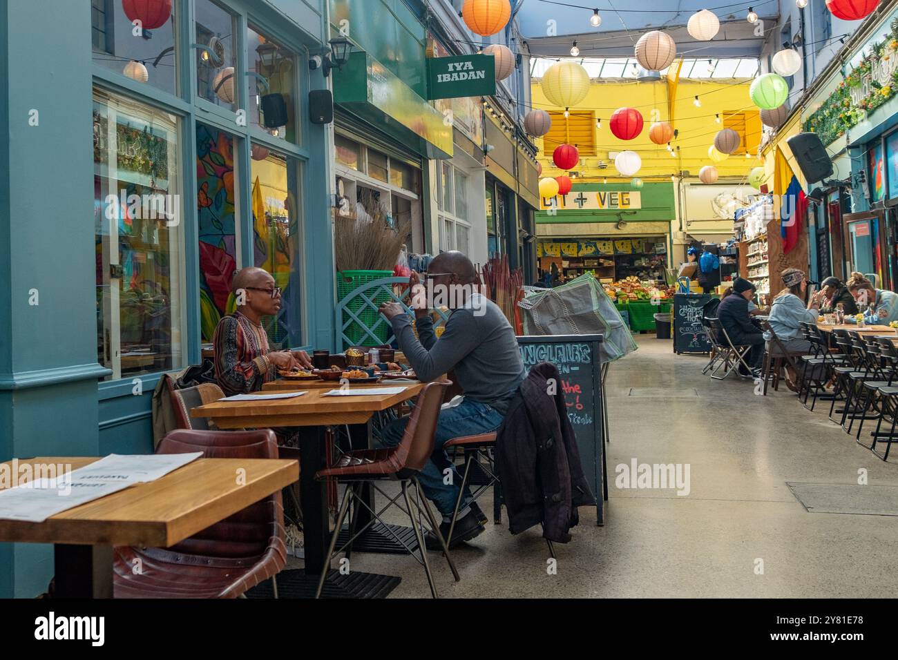 LONDRES - 13 SEPTEMBRE 2024 : Brixton Village, une partie du Brixton Market - une salle couverte de stands de nourriture multiculturels, bars et boutiques Banque D'Images