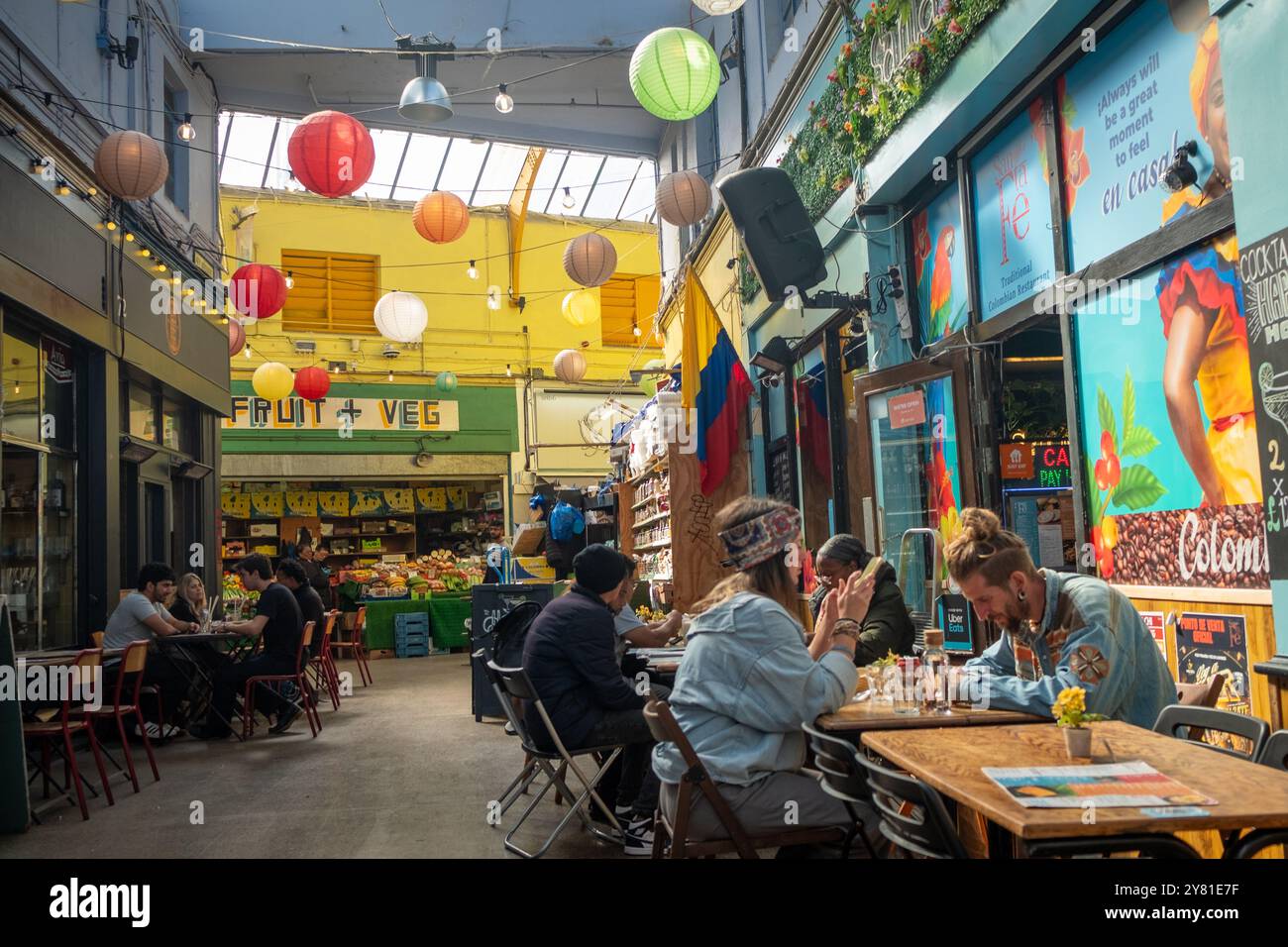 LONDRES - 13 SEPTEMBRE 2024 : Brixton Village, une partie du Brixton Market - une salle couverte de stands de nourriture multiculturels, bars et boutiques Banque D'Images