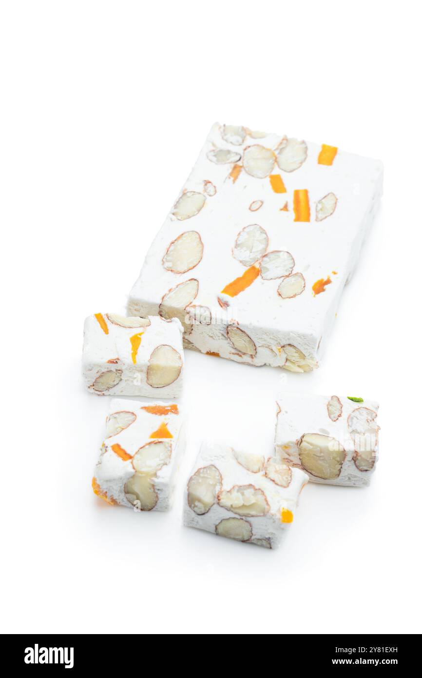 Nougat sucré aux amandes et abricot séché isolé sur blanc Banque D'Images