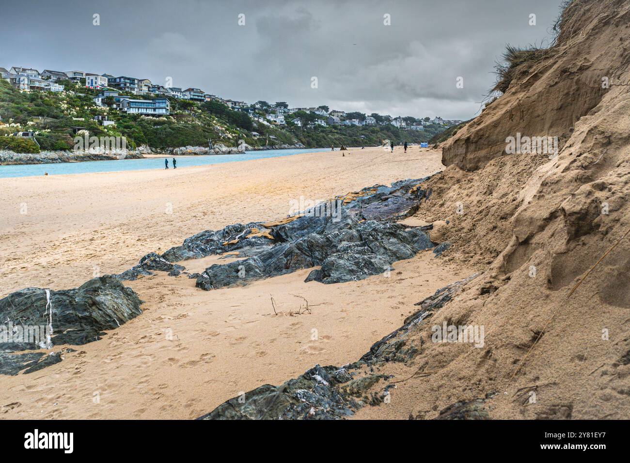 Roches exposées par l'érosion du système de dunes de sable à Crantock Beach à Newquay en Cornouailles au Royaume-Uni. Banque D'Images Roches exposées par l'érosion du système de dunes de sable à Crantock Beach à Newquay en Cornouailles au Royaume-Uni. Banque D'Images