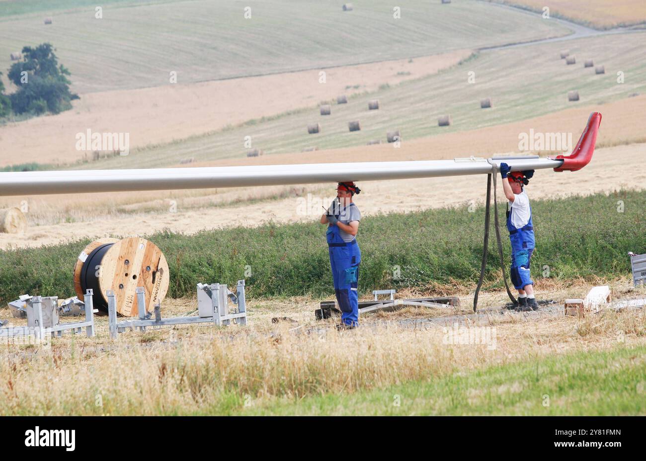 Deutschland - Energie Windrad - transport und Aufbau in der Westpfalz Flügelhalter Windenergie *** Allemagne énergie éolienne transport et installation dans la région du Palatinat occidental porte-pales énergie éolienne Banque D'Images