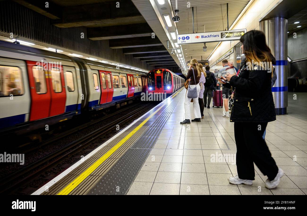 Londres, Royaume-Uni. Train de métro arrivant à un quai de la station de métro Blackfriars Banque D'Images