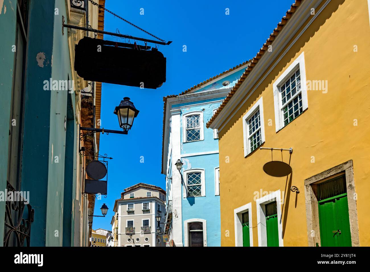 Maisons anciennes de style colonial avec des couleurs vives dans le quartier historique Pelourinho dans la ville de Salvador Banque D'Images
