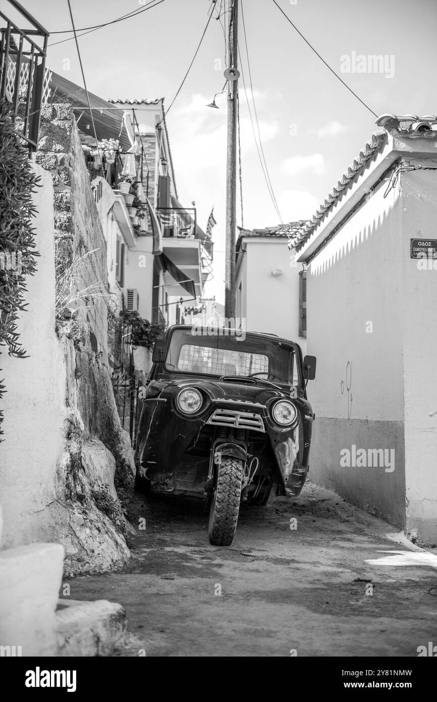 Un vieux camion Mazda T1500 3 roues des années 1960 battu utilisé comme fourgon de construction dans les rues étroites du village sur l'île grecque de Poros Banque D'Images