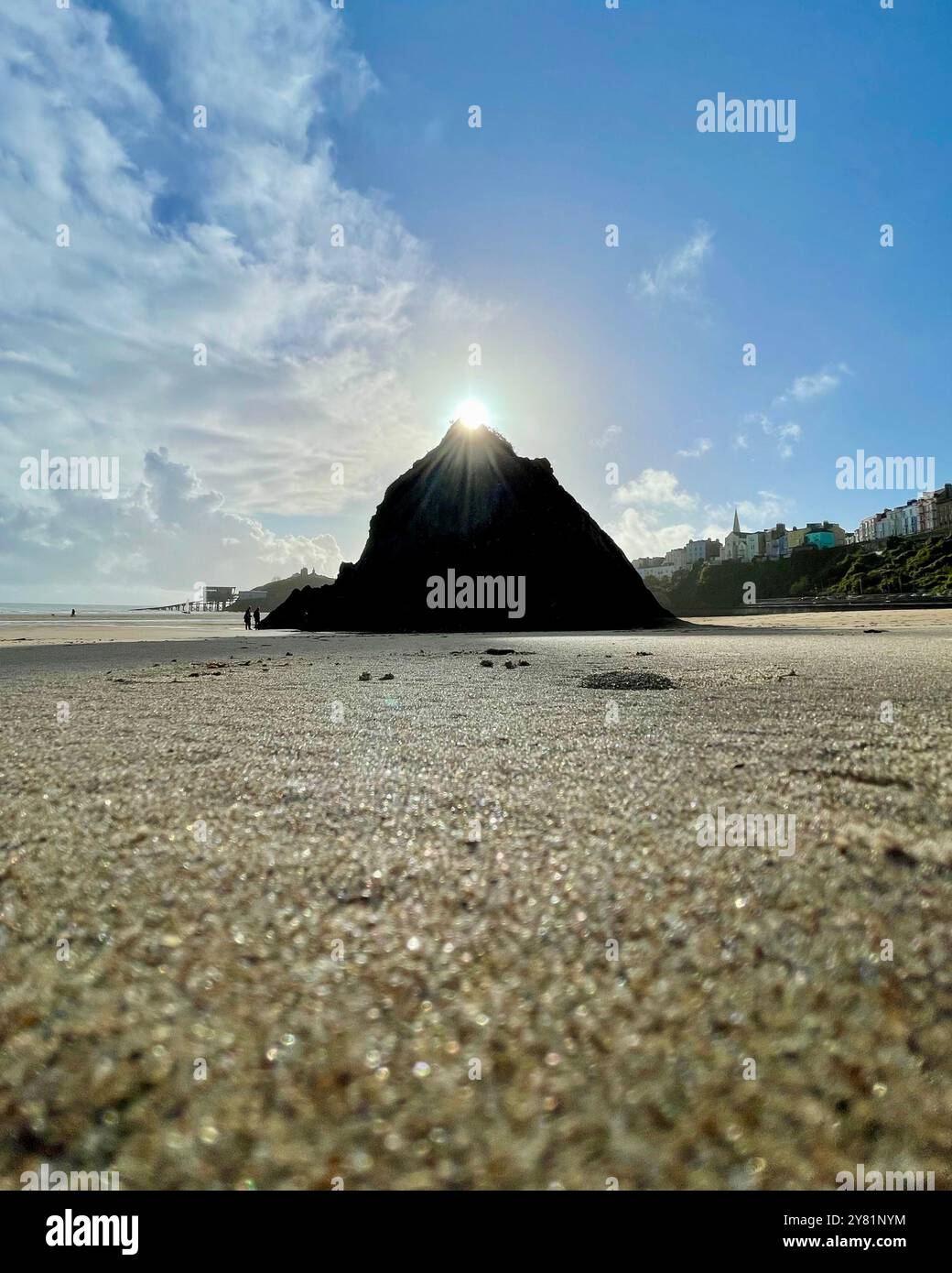 Soleil culminant derrière Goscar Rock, North Beach, Tenby, pays de Galles du Sud - Image de stock capturée avec un smartphone