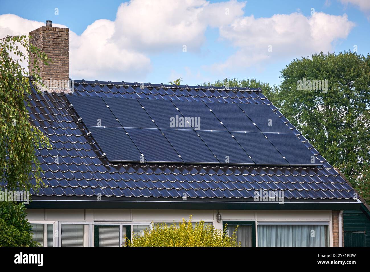 panneaux solaires installés sur le toit d’une maison résidentielle, illustrant l’intégration des énergies renouvelables dans la vie moderne. Une démonstration de Sustaina Banque D'Images