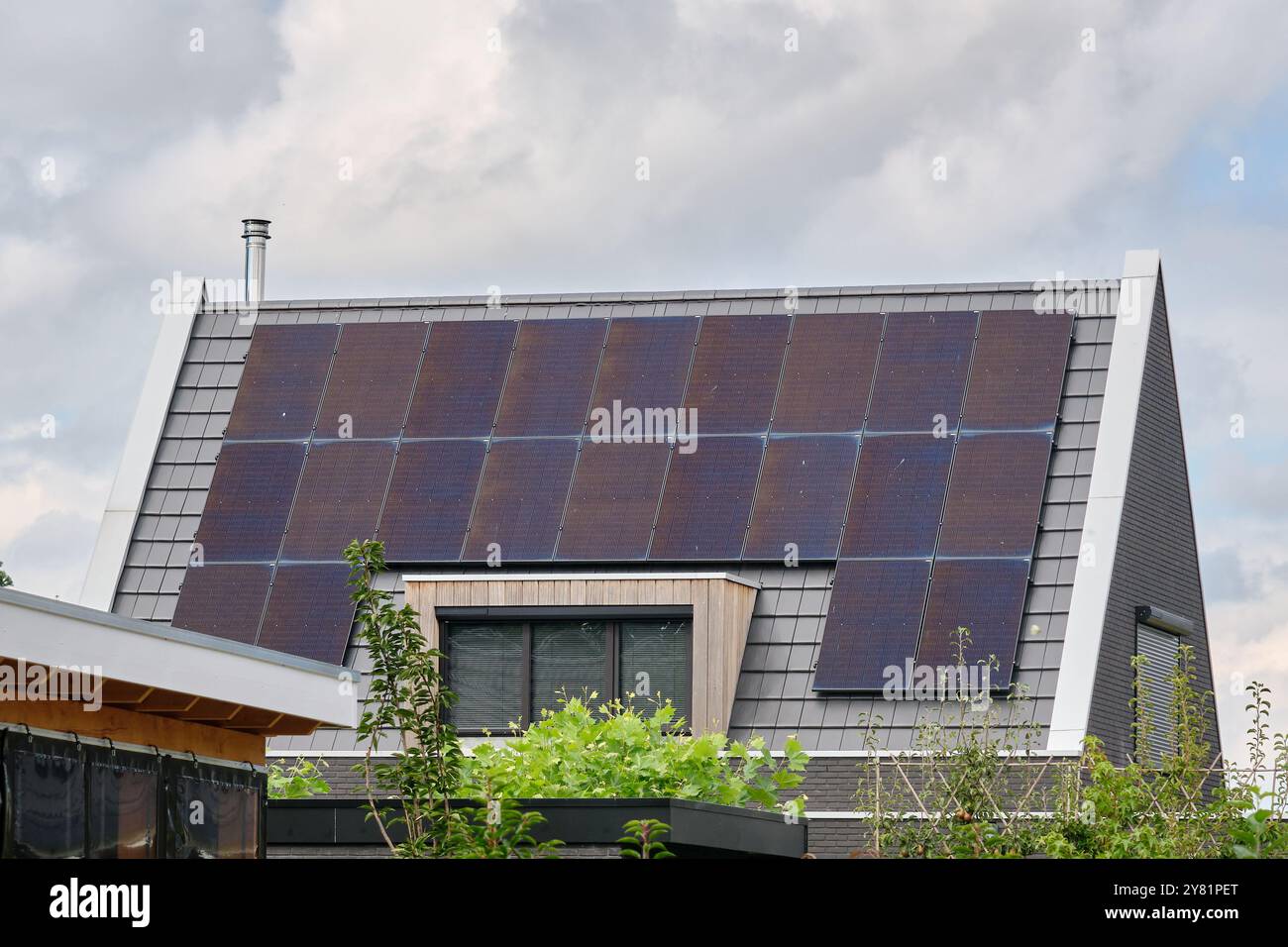 panneaux solaires installés sur le toit d’une maison résidentielle moderne, mettant en valeur l’intégration des énergies renouvelables dans la vie moderne. Banque D'Images