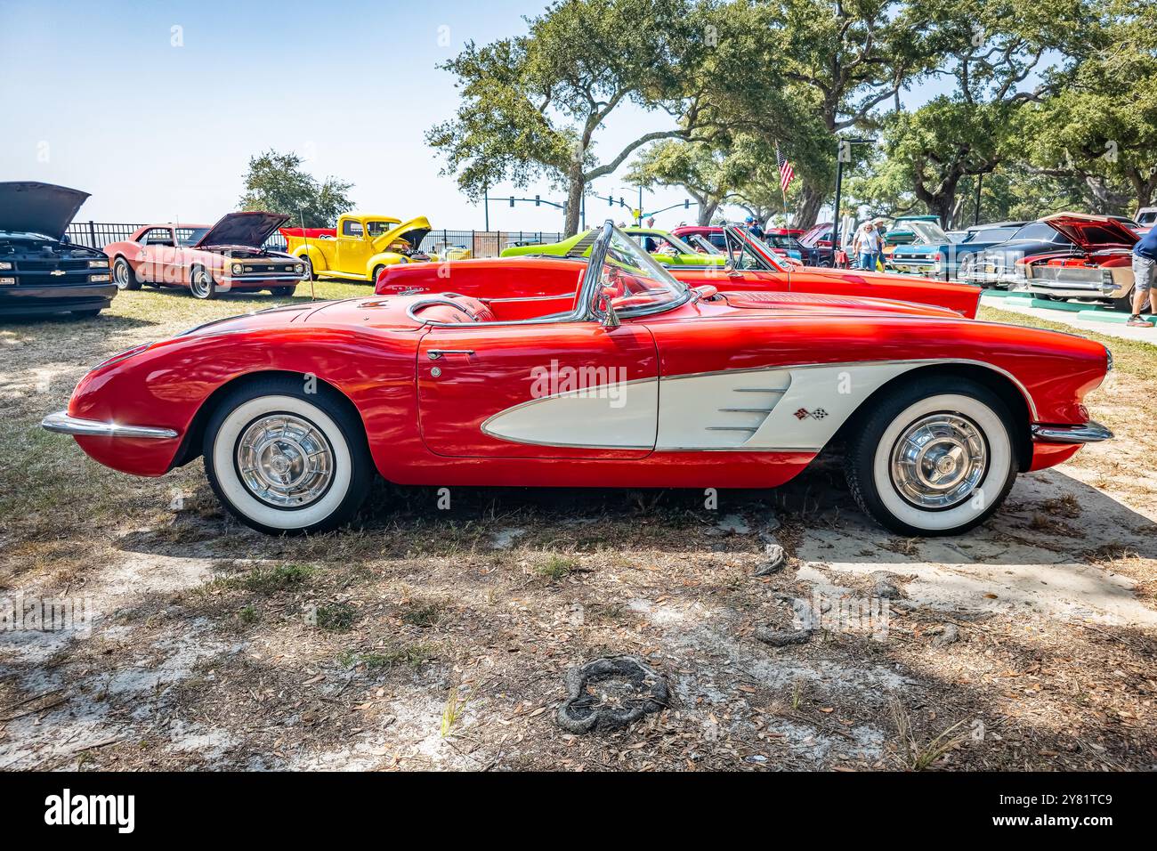 Gulfport, Mississippi - 3 octobre 2023 : vue latérale en perspective d'une Corvette cabriolet 1958 de Chevrolet lors d'un salon automobile local. Banque D'Images