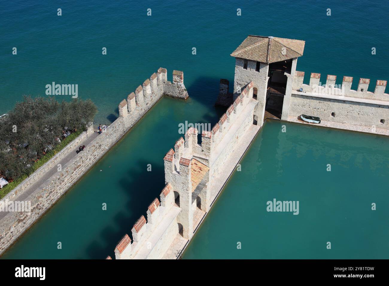 Bassin portuaire du château avec des remparts plats de Guelph, château de Scaliger, Castello Scaligero, à Sirmione, château à douves sur la rive sud du lac Banque D'Images