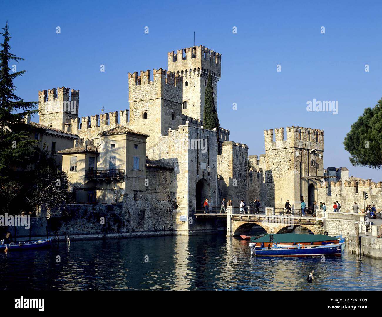 Château de Scaligero, Castello Scaligero, à Sirmione, château à douves sur la rive sud du lac de Garde, province de Brescia, Lombardie, Italie (en 1995) Banque D'Images