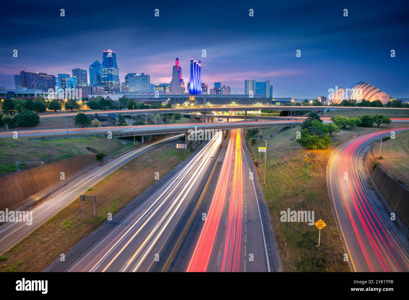 Kansas City, Missouri, États-Unis. Image de paysage urbain de Kansas City avec une autoroute très fréquentée menant à la ville au lever du soleil en automne. Banque D'Images