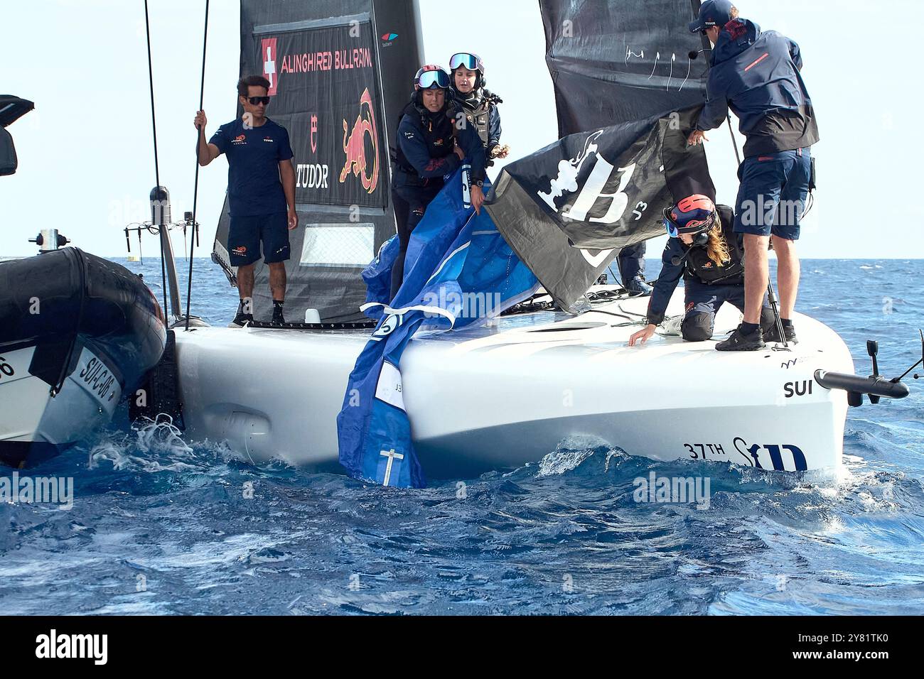 America's Cup 2024 - Barcelone, Espagne Barcelone Puig femme : L'équipe suisse-autrichienne discute et change les voiles CRÉDIT PHOTO : © Alexander Panzeri/PPL Banque D'Images