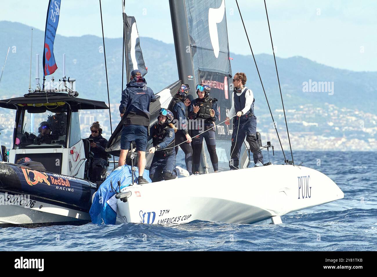 America's Cup 2024 - Barcelone, Espagne Barcelone Puig femme : L'équipe suisse-autrichienne discute et change les voiles CRÉDIT PHOTO : © Alexander Panzeri/PPL Banque D'Images