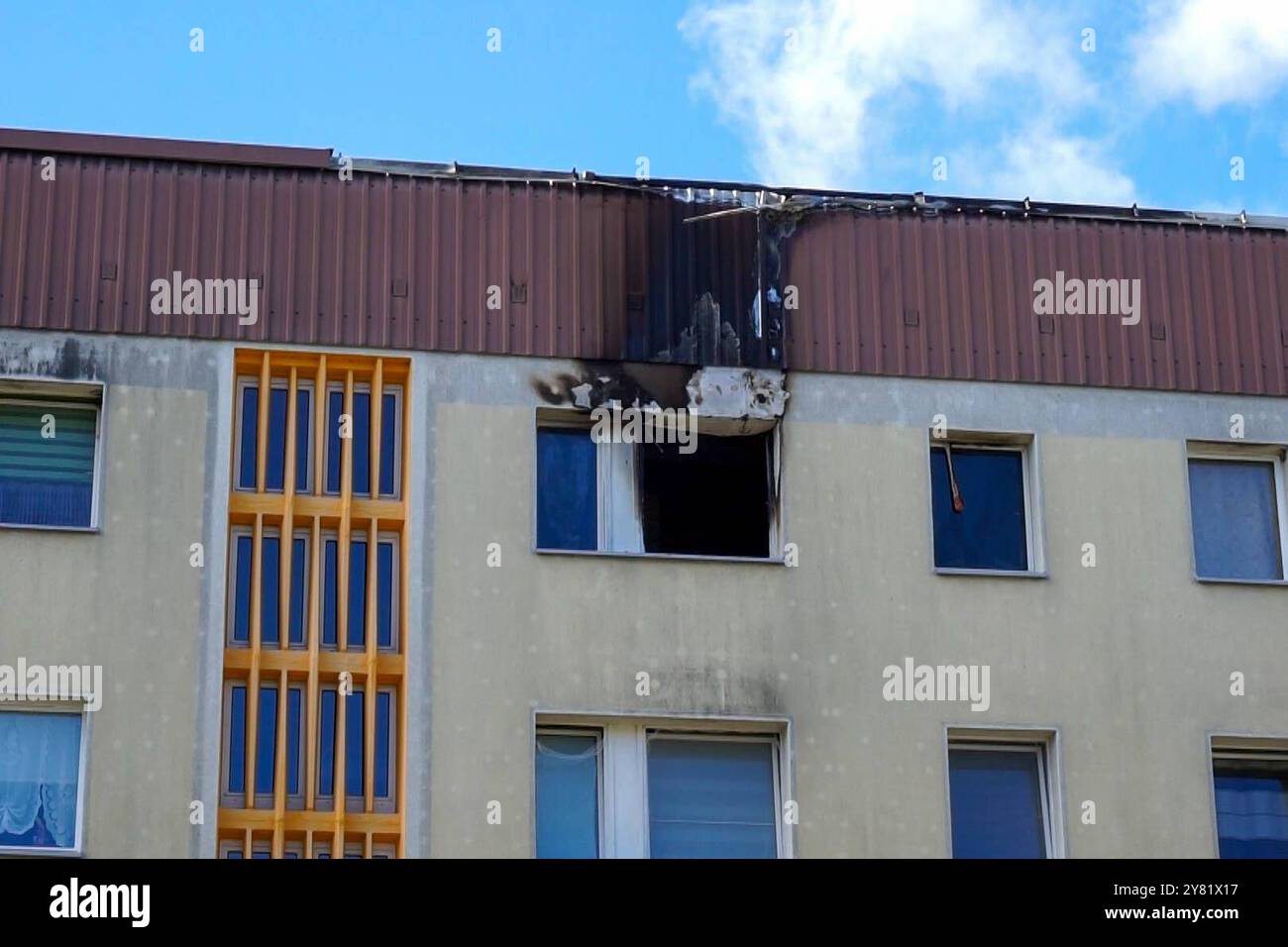 Dessau-Roßlau - explosion Mitten in der Nacht : Ein Toter und 50,000 Euro Schaden in Mehrfamilienhaus 29.09.2024 gegen 2,45 Uhr Dessau-Roßlau, Birkenallee Fotograf : EHL Media in der Nacht zum Sonntag kam es in der Roßlauer Birkenallee zu einem Wohnungsbrand, BEI der eine person getötet wurde. Die Feuerwehr wurde gegen 2,45 Uhr alarmiert, nachdem Anrufer von einer explosion und Feuerschein berichteten. Beim Eintreffen der Feuerwehr War die betroffene Wohnung im dritten Obergeschoss endure à Vollbrand. Nach Angaben der Feuerwehr entdeckten Rettungskräfte im Schlafzimmer der Brandwohnung eine PE Banque D'Images