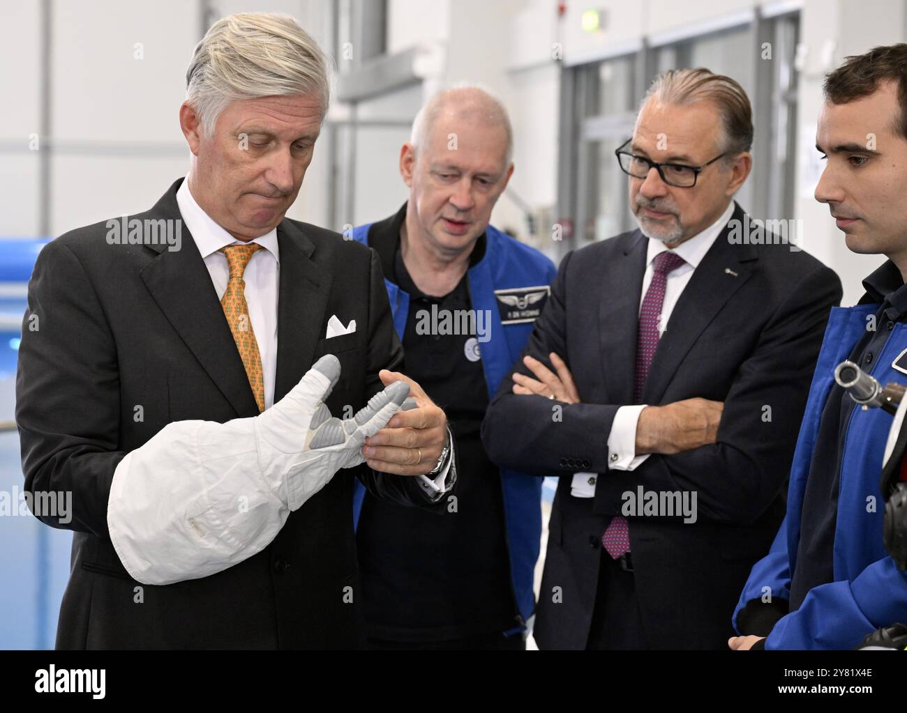 Cologne, Allemagne. 02 octobre 2024. Le roi Philippe - Filip de Belgique, Frank de Winne de l'ESA, le directeur général de l'ESA Josef Aschbacher et le stagiaire astronaute Raphael Liegeois photographiés lors d'une visite au Centre européen de formation des astronautes (CAE) de l'Agence spatiale européenne (ESA) à Cologne, mercredi 2 octobre 2024. Fondée en 1990, elle est le centre de référence pour la sélection, la formation et le soutien des astronautes européens. Ses installations sont également utilisées pour effectuer des recherches spatiales et des essais d'équipements conçus pour aller dans l'espace. BELGA PHOTO ERIC LALMAND crédit : Belga News Agency/Alamy Live News Banque D'Images