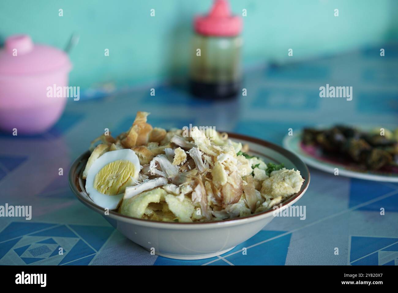 bubur ayam ou bouillie de poulet. cuisine traditionnelle de cianjur indonésie Banque D'Images