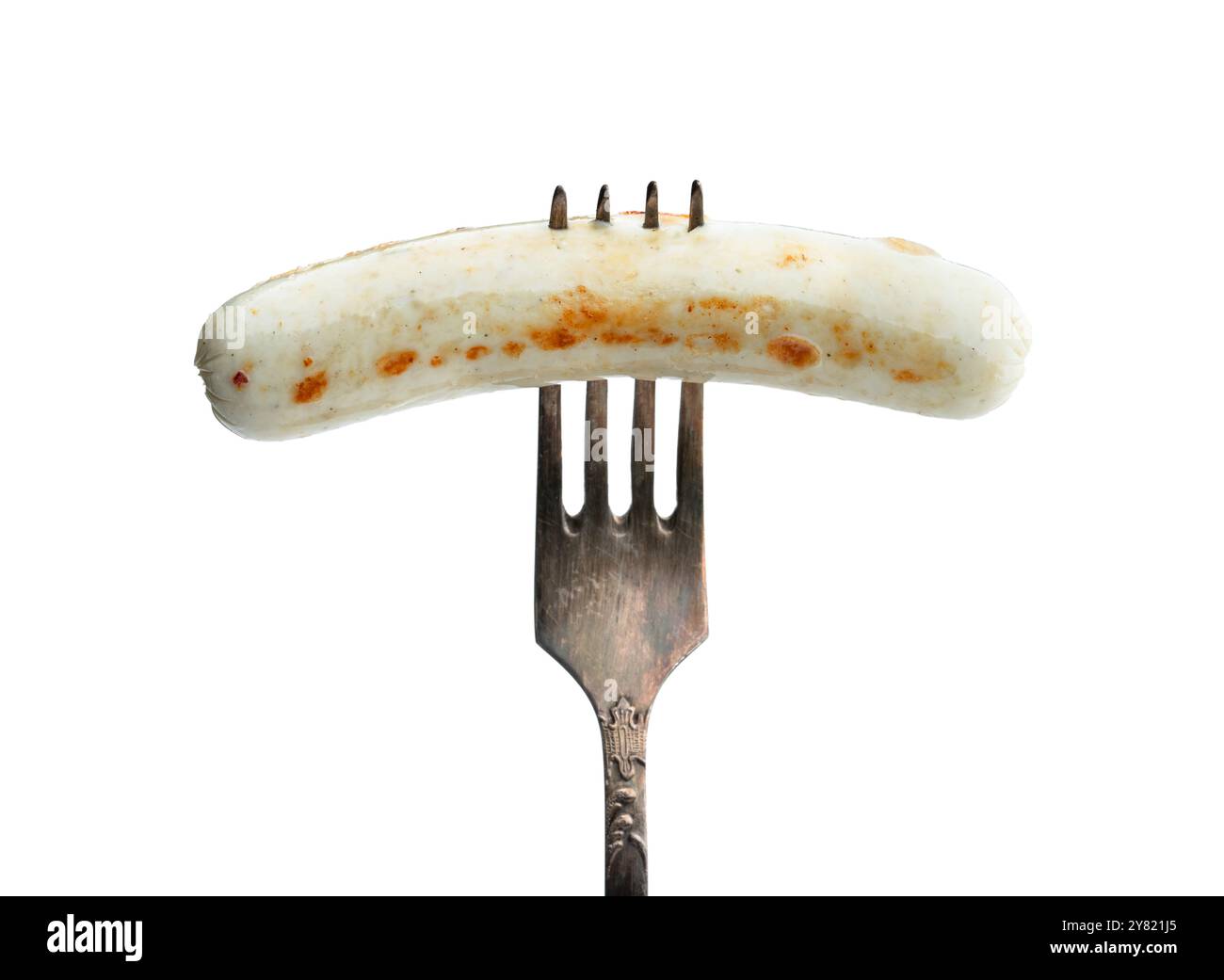 Saucisses de poulet fines blanches grillées sur fourchette isolées sur blanc Banque D'Images