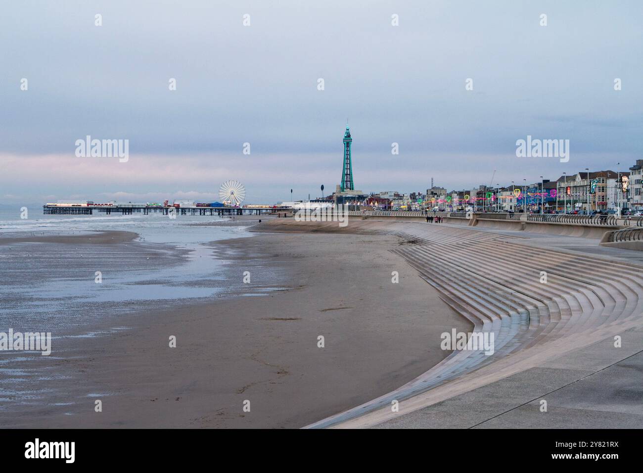 L'emblématique tour Blackpool et la jetée se dressent fièrement en arrière-plan. Ce moment serein capture le mélange parfait de nature et de nostalgie. Banque D'Images