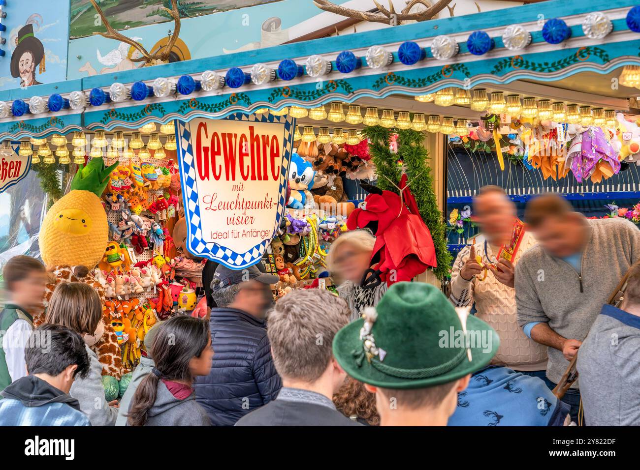 Schießbude auf dem Oktoberfest, Walzenschießen, München, Oktober 2024 Deutschland, München, Oktober 2024, Schießbude auf dem Oktoberfest, Walzenschießen, Wiesnbesucher zielen auf Röhrchen, um einen Preis zu gewinnen, Gewehre mit Leuchtpunkt Visier, bayerisch, Volksfest, Bayern, *** Shooting Gallery at the Oktoberfest, roller Shooting, Munich, octobre 2024 Allemagne, Munich, octobre 2024, galerie de tir à l'Oktoberfest, tir à rouleaux, Oktoberfest visiteurs visent des tubes pour gagner un prix, fusils avec vue de point illuminé, Bavarois, festival folklorique, Bavière, Banque D'Images