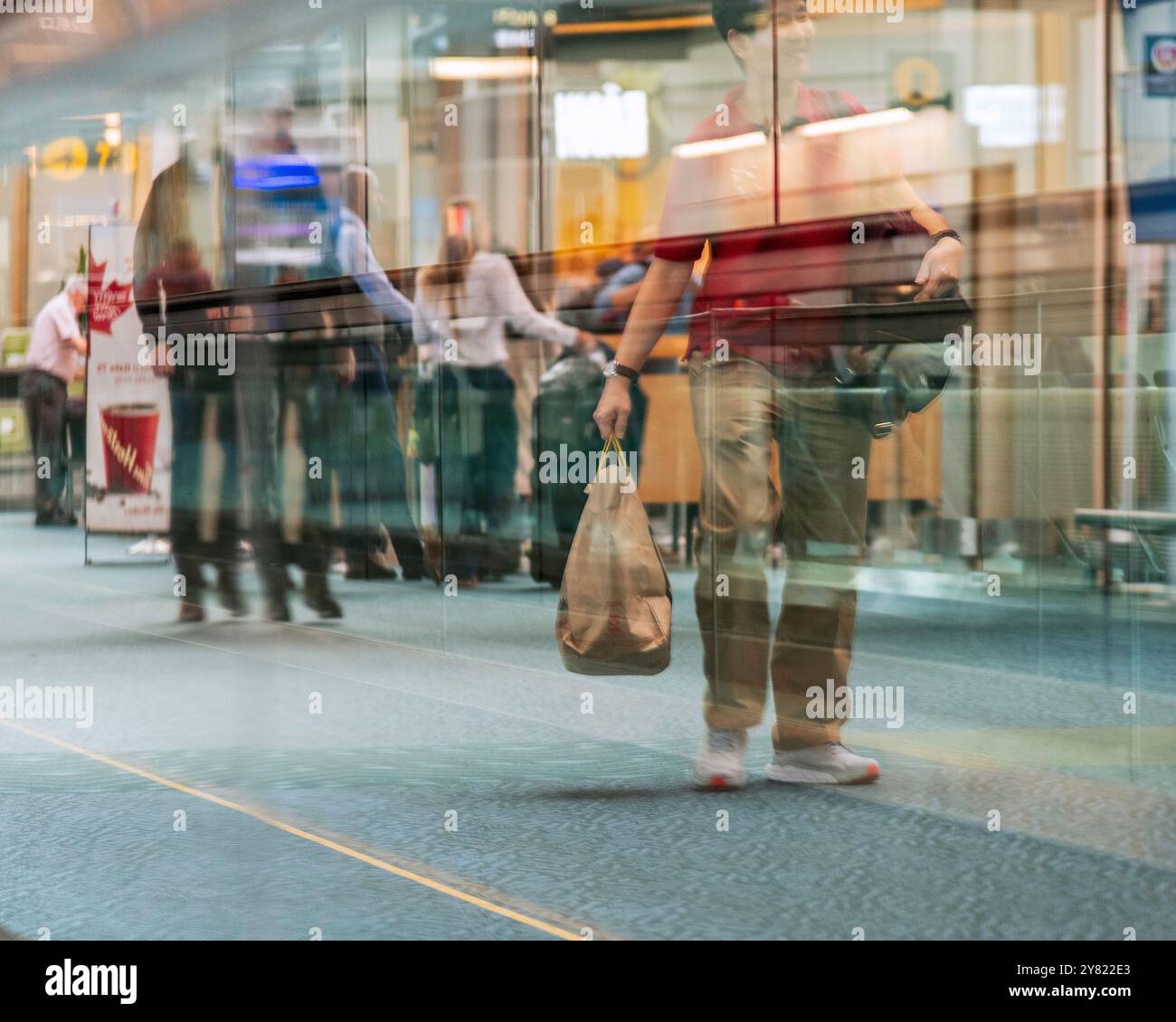 Vancouver, Colombie-Britannique, Canada – 1er octobre 2024 : les passagers marchent jusqu’à leur porte d’embarquement à l’aéroport international de Vancouver, Colombie-Britannique, Canada. Banque D'Images