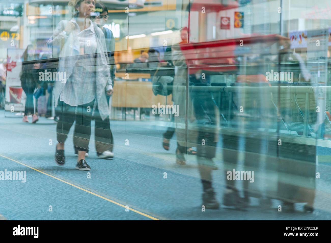 Vancouver, Colombie-Britannique, Canada – 1er octobre 2024 : les passagers marchent jusqu’à leur porte d’embarquement à l’aéroport international de Vancouver, Colombie-Britannique, Canada. Banque D'Images