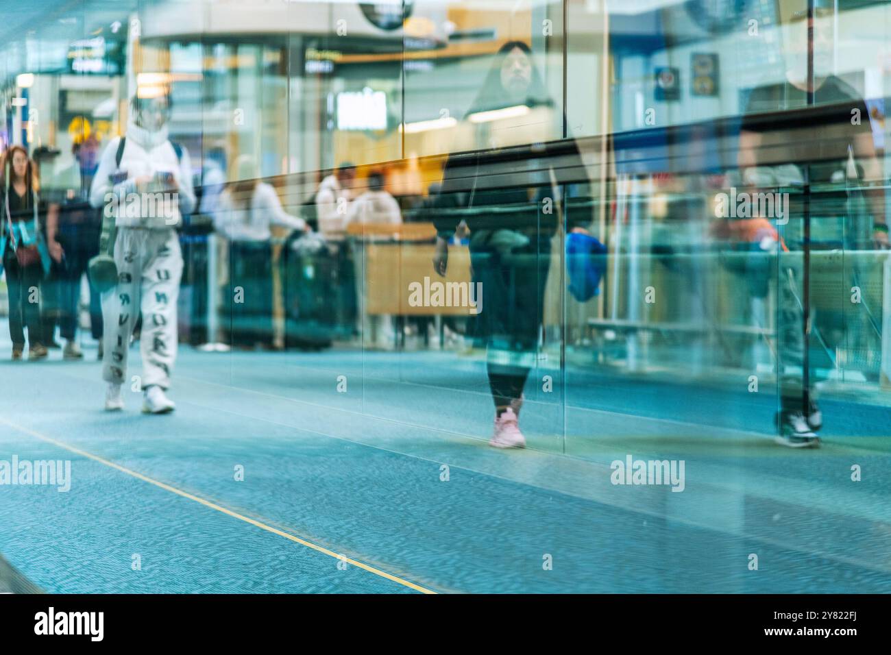 Vancouver, Colombie-Britannique, Canada – 1er octobre 2024 : les passagers marchent jusqu’à leur porte d’embarquement à l’aéroport international de Vancouver, Colombie-Britannique, Canada. Banque D'Images