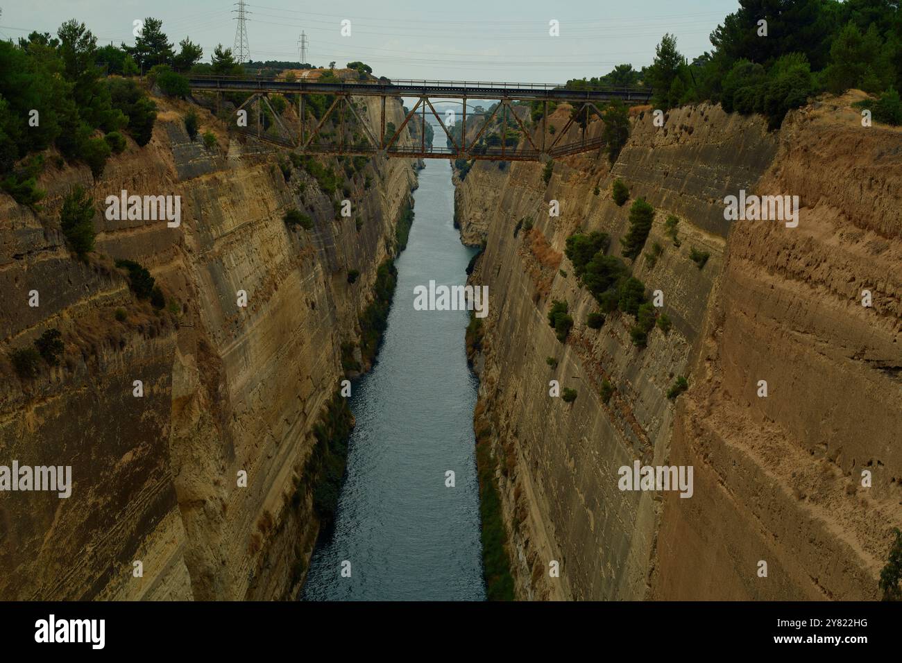 Un pont métallique enjambe un canal profond et étroit avec des falaises verticales de chaque côté sous un ciel nuageux. Banque D'Images