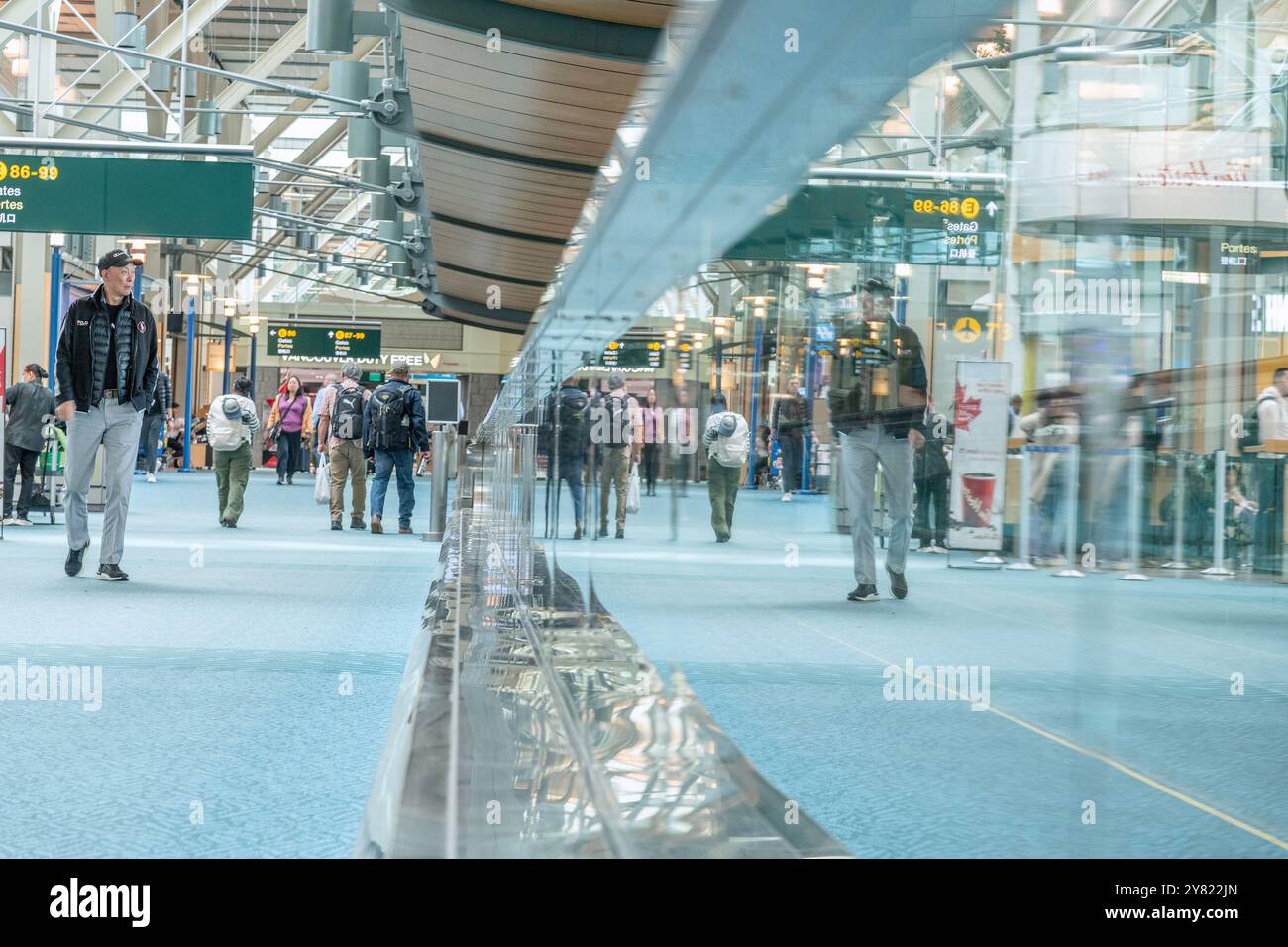Vancouver, Colombie-Britannique, Canada – 1er octobre 2024 : les passagers marchent jusqu’à leur porte d’embarquement à l’aéroport international de Vancouver, Colombie-Britannique, Canada. Banque D'Images