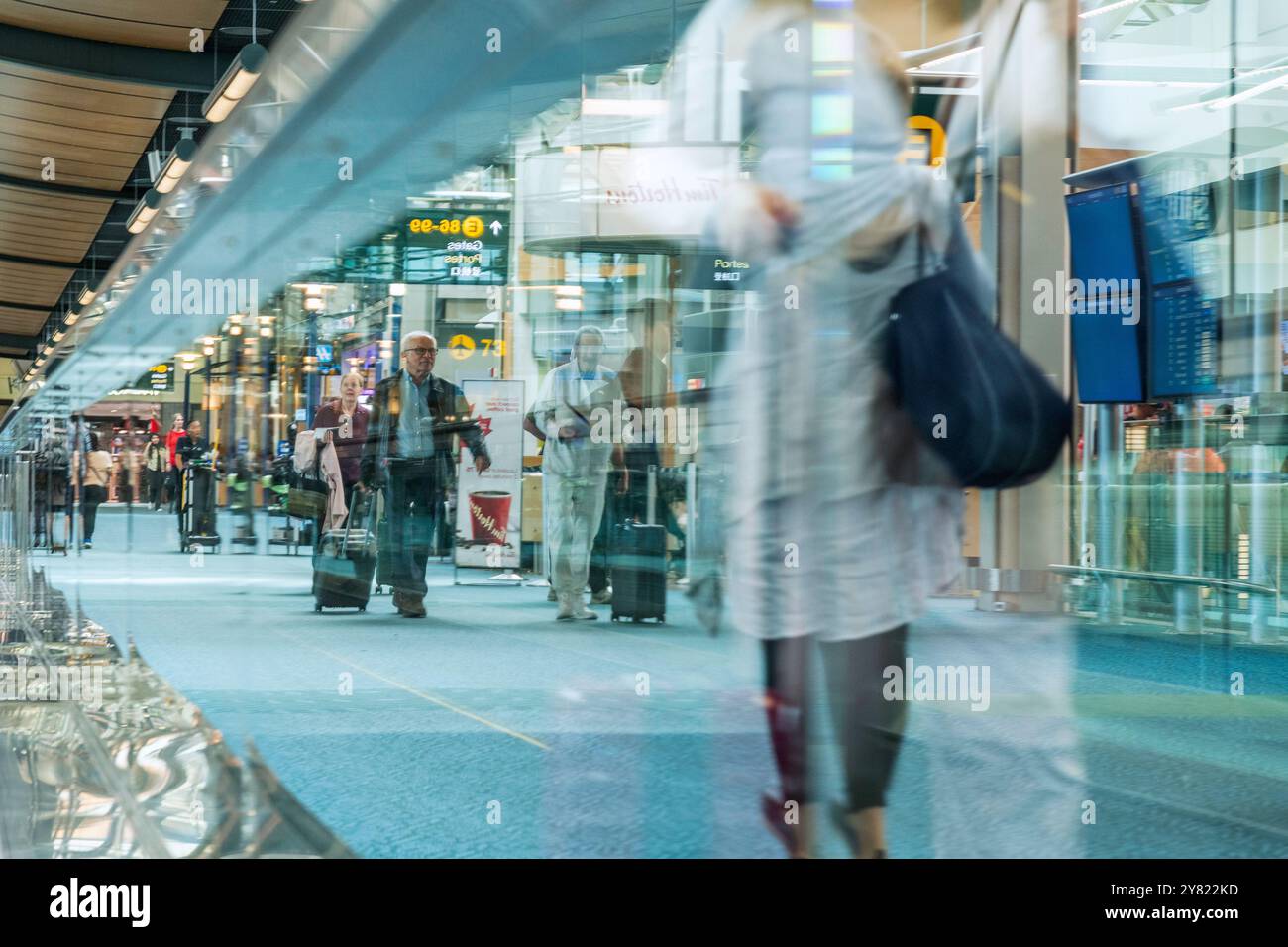 Vancouver, Colombie-Britannique, Canada – 1er octobre 2024 : les passagers marchent jusqu’à leur porte d’embarquement à l’aéroport international de Vancouver, Colombie-Britannique, Canada. Banque D'Images
