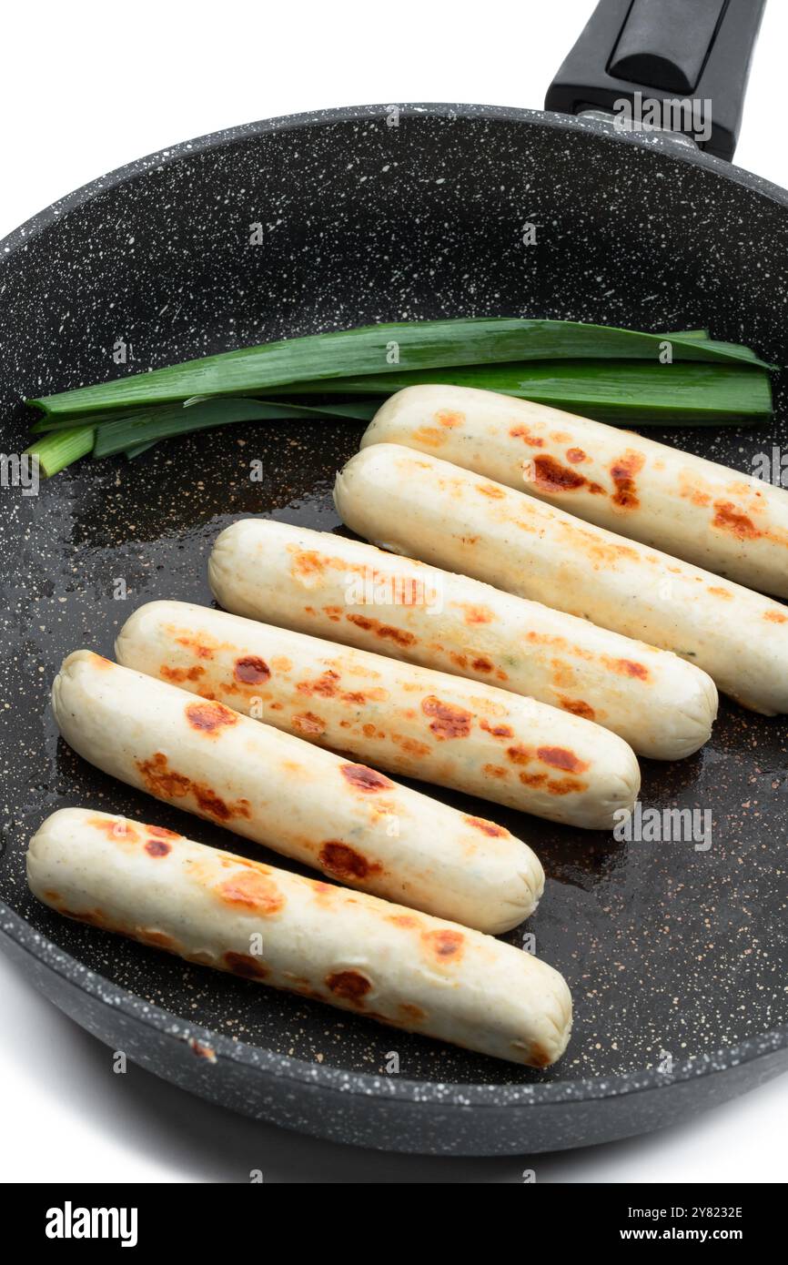 Saucisses de poulet fines blanches grillées dans une poêle isolée sur blanc Banque D'Images