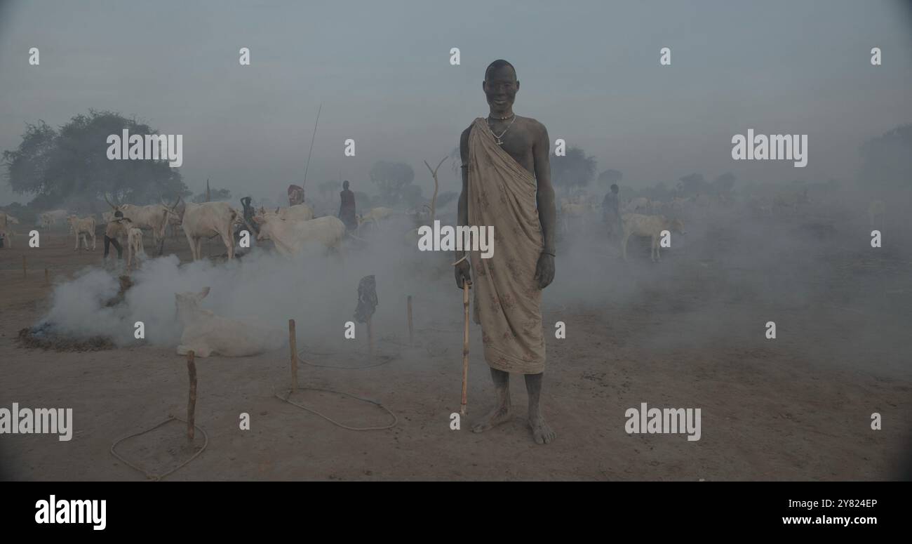 Mundari homme tribu couvert de cendres pour repousser les mouches et moustiques, l'Équatoria central, Terekeka, au Soudan du Sud Banque D'Images