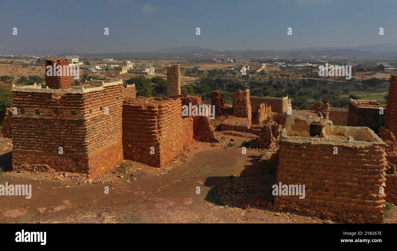 Vue aérienne de la pierre rouge et maisons en torchis d'ardoises dans un village, province d'Asir, Sarat Abidah, l'Arabie Saoudite Banque D'Images