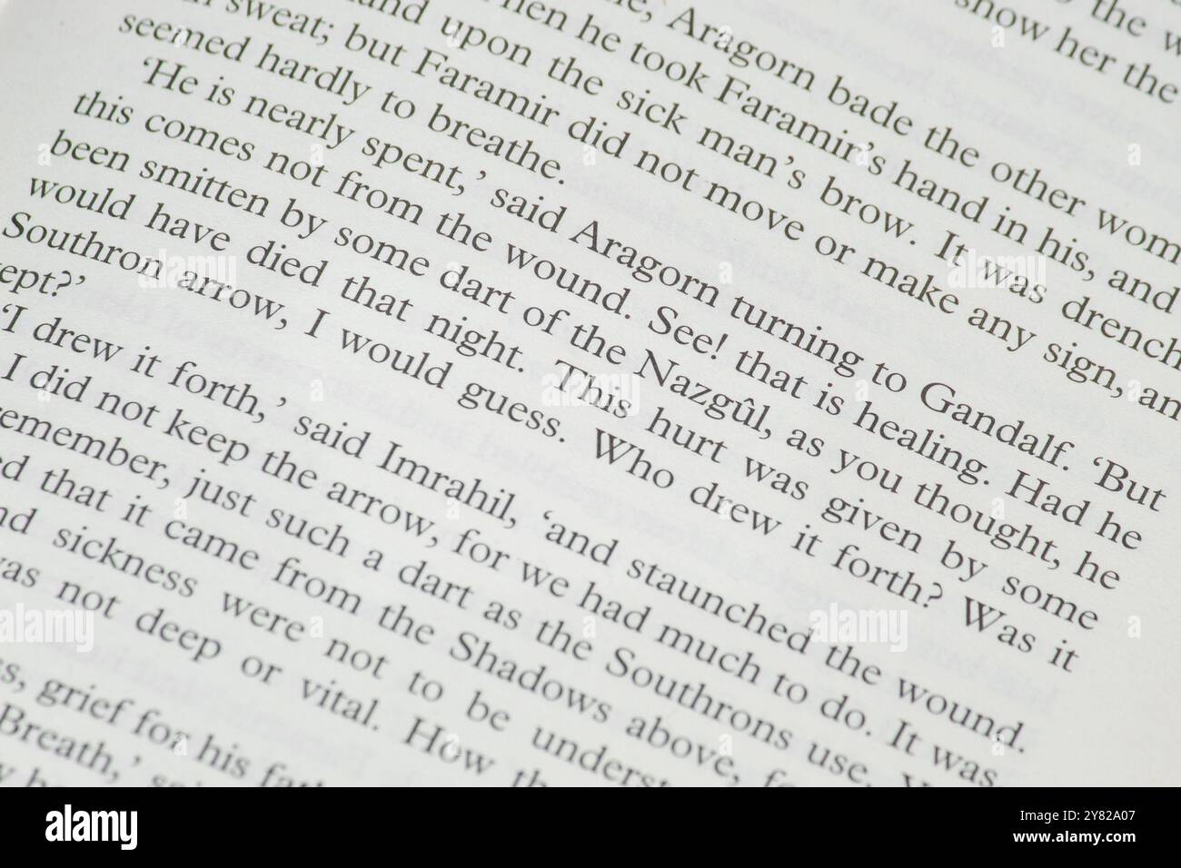 Gros plan sur la page du livre de texte anglais du seigneur des anneaux Banque D'Images