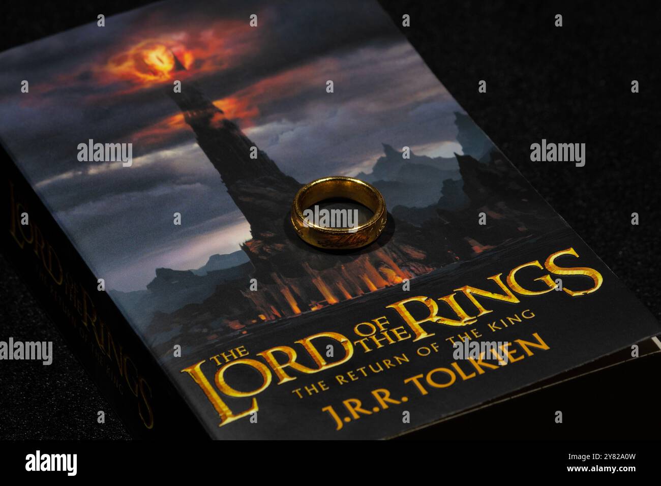 Le retour du livre roi du seigneur des anneaux saga avec l'anneau unique en première page Banque D'Images