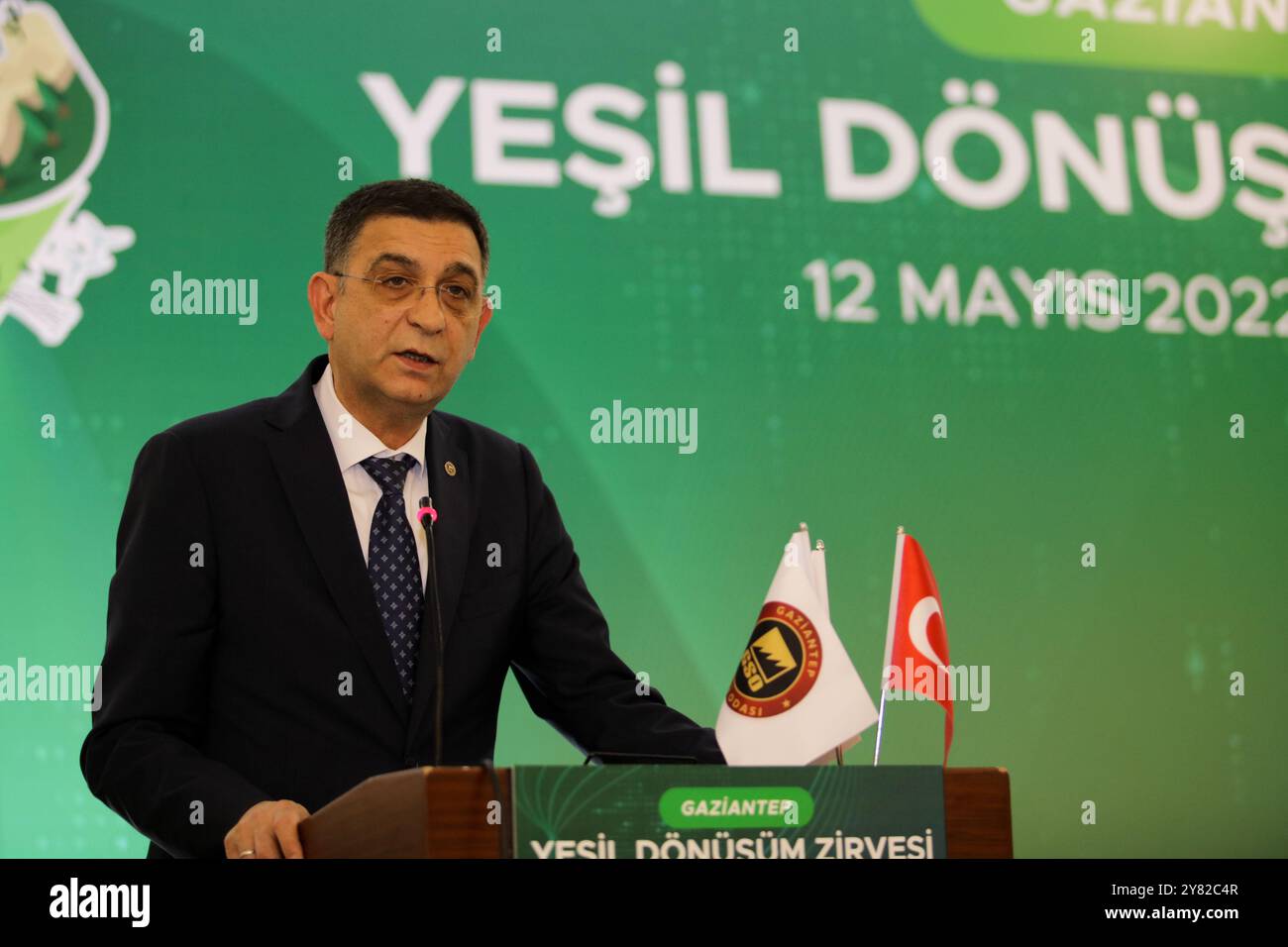 Gaziantep, Turquie. 12 mai 2022. Le président de la Chambre de commerce et d’industrie de Gaziantep, Adnan Ünverdi, prononce un discours lors d’un sommet sur les opportunités économiques de coopération entre la Turquie et l’Allemagne, dans la ville turque de Gaziantep. L'événement, intitulé « Sommet de la transformation environnementale », fait partie du programme organisé par le ministère de la Fédération allemande de l'économie et du développement, conjointement avec l'Organisation de coopération allemande, le ministère turc du commerce et la Chambre de commerce et d'industrie de Gaziantep. Davut Gul, gouverneur de Gaziantep Banque D'Images