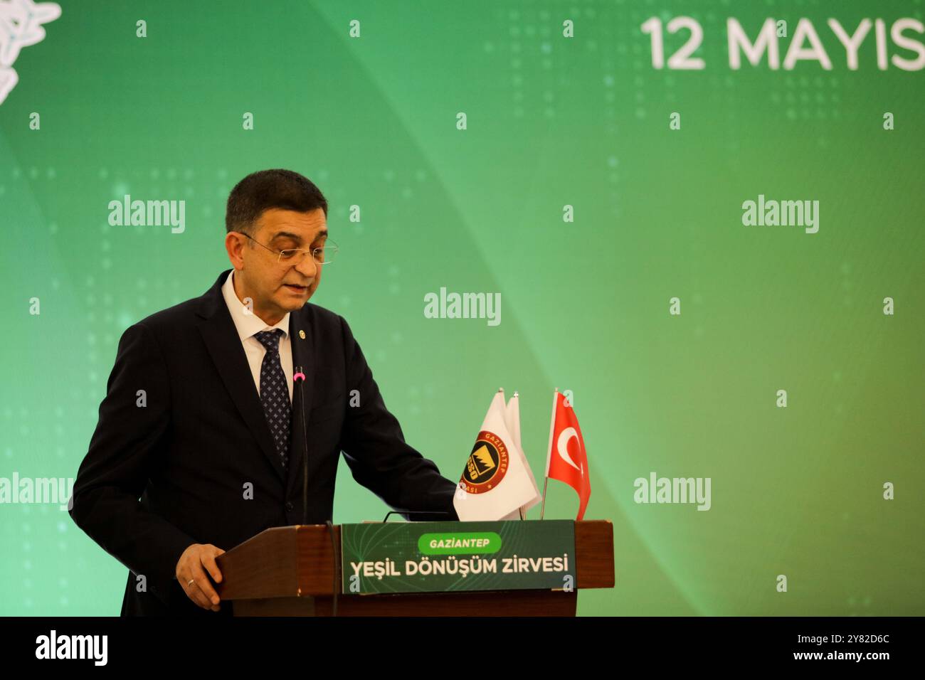 Gaziantep, Turquie. 12 mai 2022. Le président de la Chambre de commerce et d’industrie de Gaziantep, Adnan Ünverdi, prononce un discours lors d’un sommet sur les opportunités économiques de coopération entre la Turquie et l’Allemagne, dans la ville turque de Gaziantep. L'événement, intitulé « Sommet de la transformation environnementale », fait partie du programme organisé par le ministère de la Fédération allemande de l'économie et du développement, conjointement avec l'Organisation de coopération allemande, le ministère turc du commerce et la Chambre de commerce et d'industrie de Gaziantep. Davut Gul, gouverneur de Gaziantep Banque D'Images