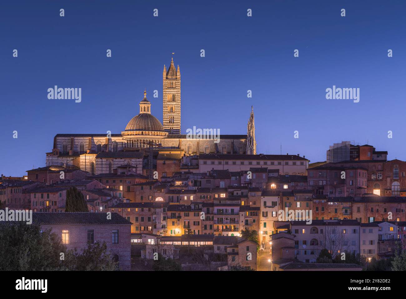 Heure bleue au-dessus de Sienne. Au sommet, la cathédrale également connue sous le nom de Duomo di Siena. Région Toscane, Italie Banque D'Images