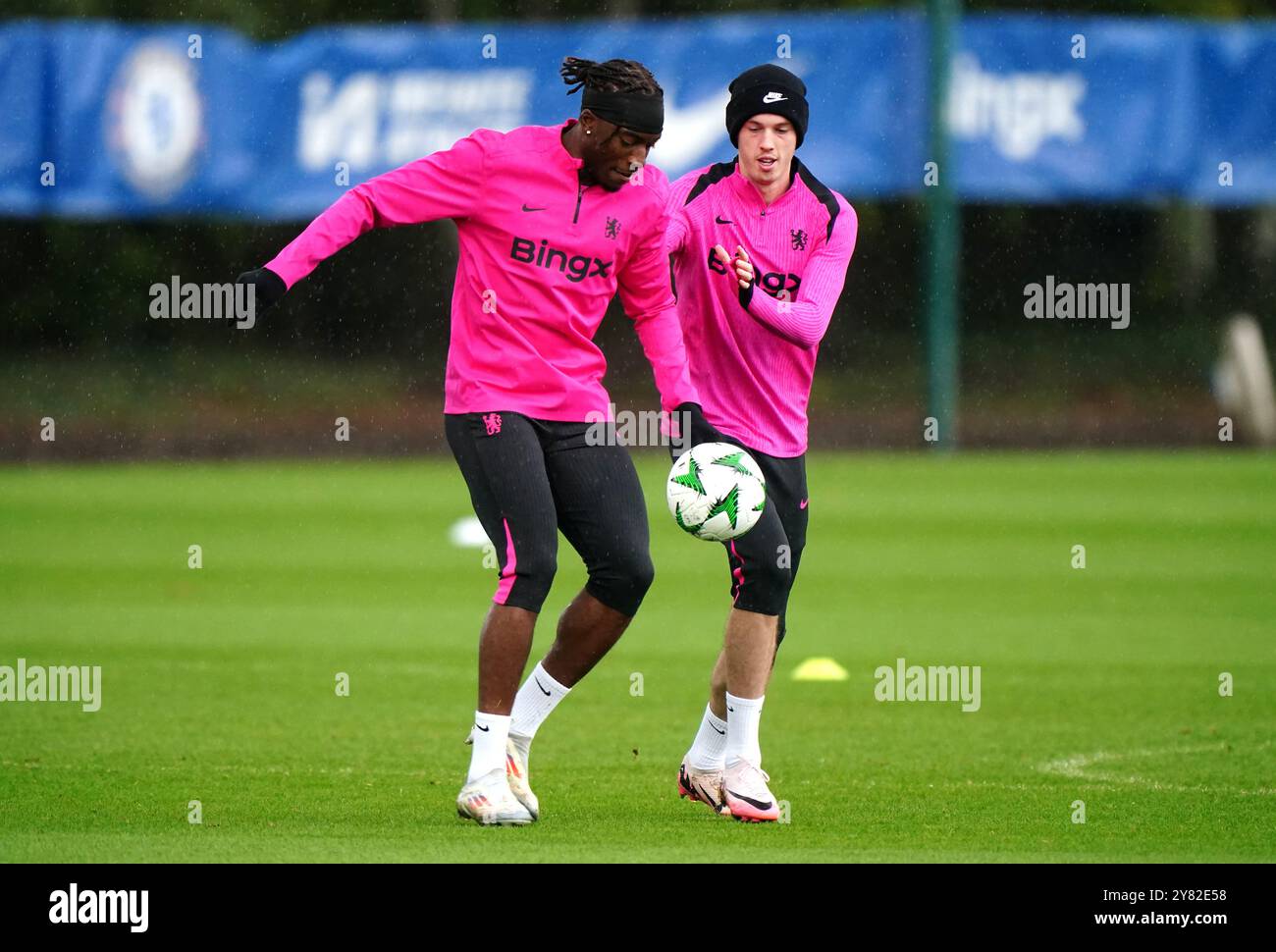 Noni Madueke de Chelsea (à gauche) et Cole Palmer de Chelsea lors d'une séance d'entraînement au Cobham Training Centre, Surrey. Date de la photo : mercredi 2 octobre 2024. Banque D'Images