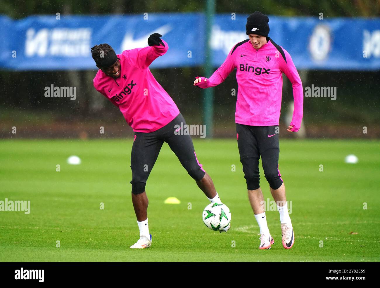 Noni Madueke de Chelsea (à gauche) et Cole Palmer de Chelsea lors d'une séance d'entraînement au Cobham Training Centre, Surrey. Date de la photo : mercredi 2 octobre 2024. Banque D'Images