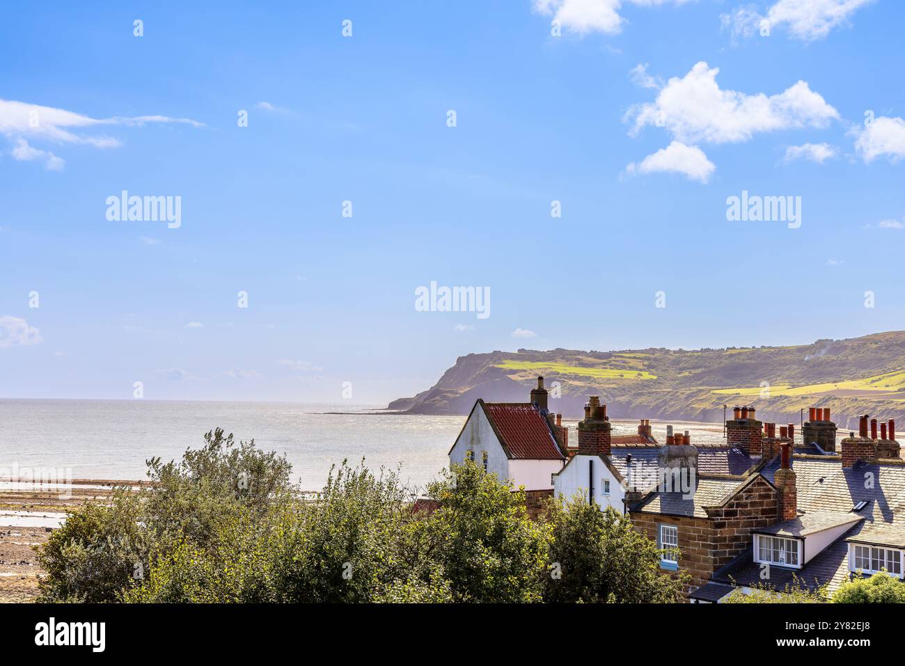 Paysage pittoresque de Robin Hood's Bay, un vieux village de pêcheurs pittoresque sur la côte patrimoniale des North York Moors en Angleterre. Banque D'Images