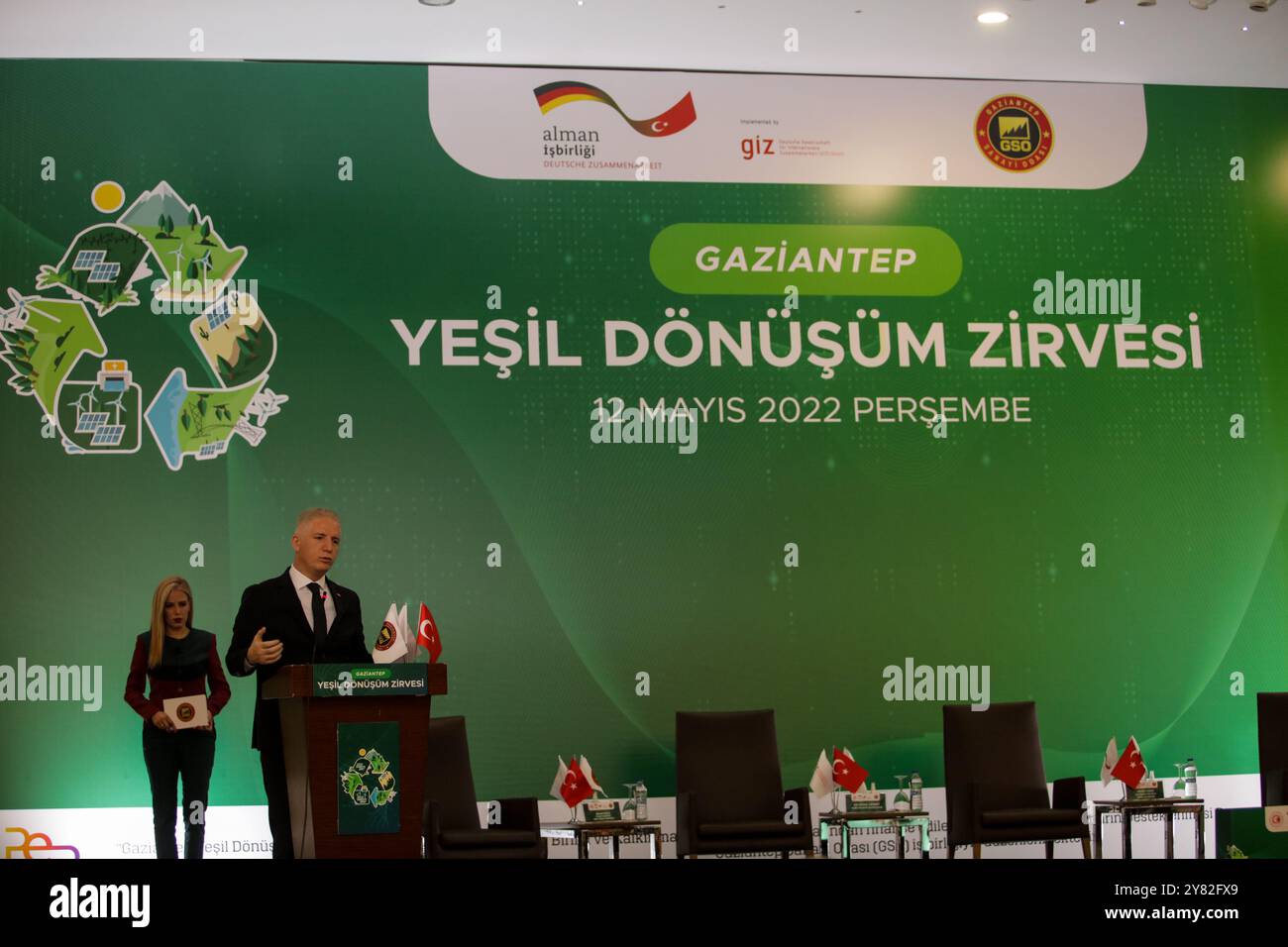 Gaziantep, Turquie. 12 mai 2022. Davut Gul, gouverneur de Gaziantep, prononce un discours lors d’un sommet sur les opportunités économiques de coopération entre la Turquie et l’Allemagne, dans la ville turque de Gaziantep. L'événement, intitulé « Sommet de la transformation environnementale », fait partie du programme organisé par le ministère de la Fédération allemande de l'économie et du développement, conjointement avec l'Organisation de coopération allemande, le ministère turc du commerce et la Chambre de commerce et d'industrie de Gaziantep. Le président de la Chambre de commerce et d'industrie de Gaziantep, Adnan Ünverdi, Banque D'Images