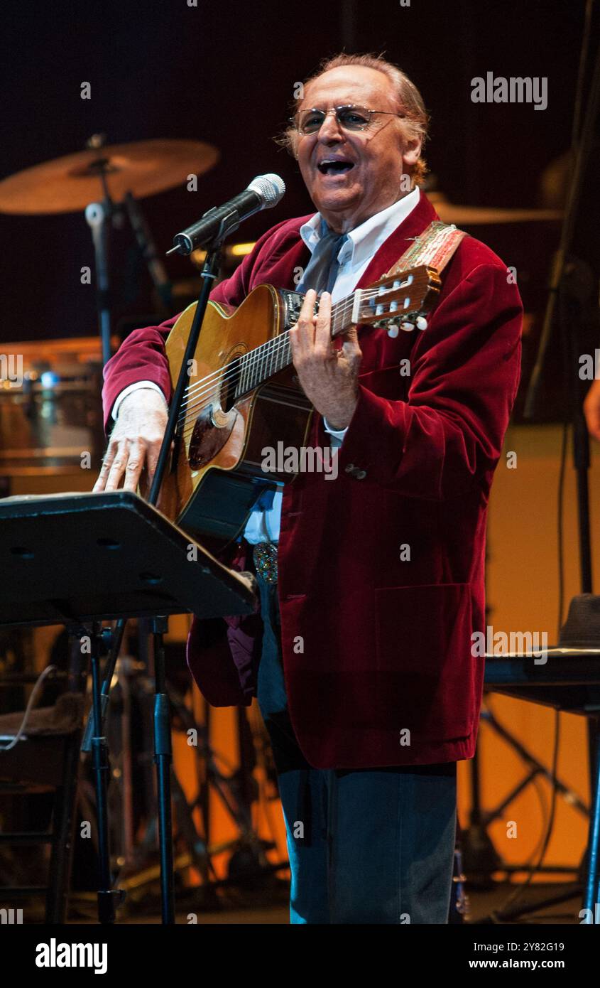 Milan Italie 03/05/2013 : Renzo Arbore et l'Orchestre Italiana lors du concert live au Teatro Arcimboldi Banque D'Images