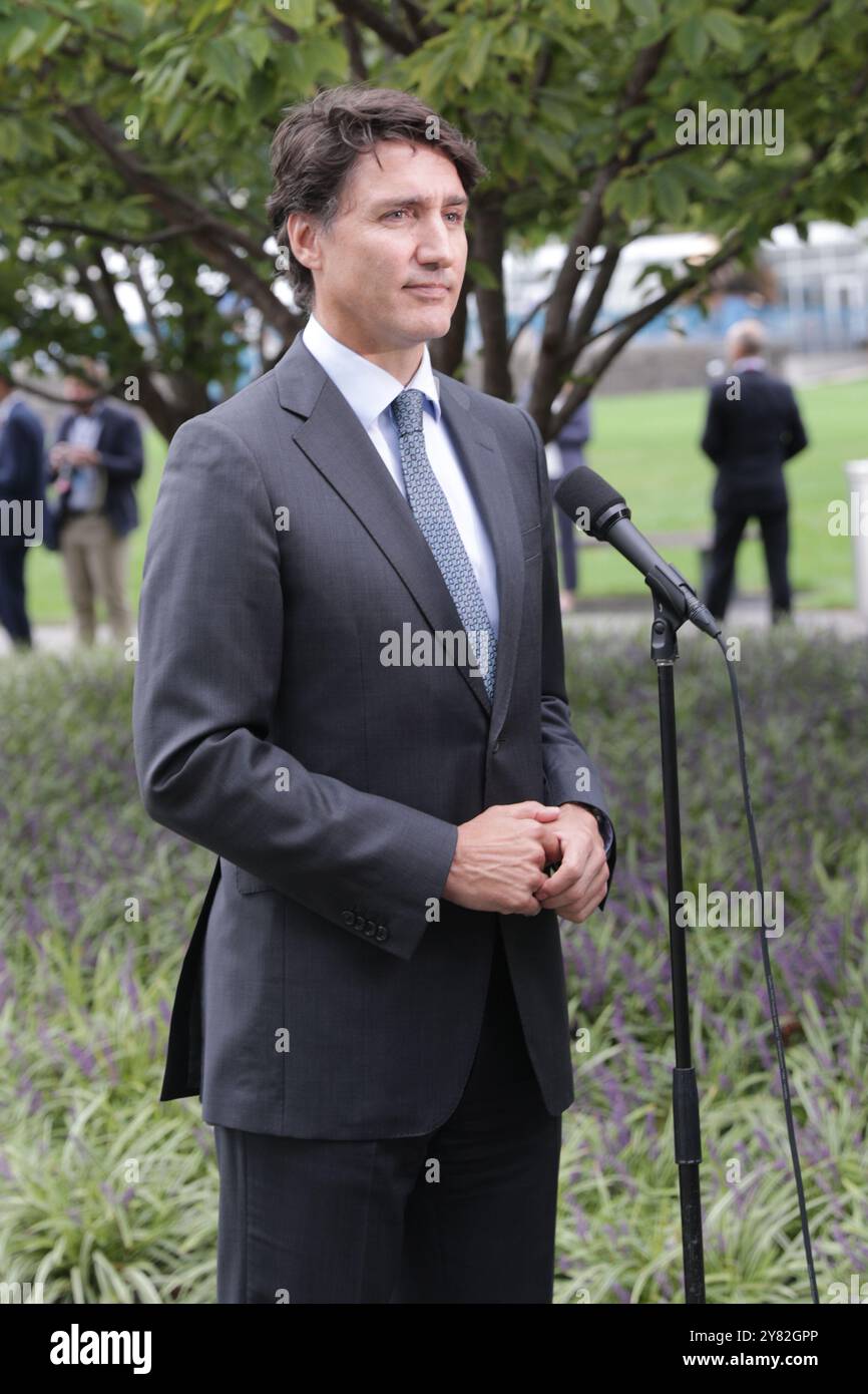 New York, États-Unis. 24 septembre 2024. New York, NY - 24 septembre 2024 : le premier ministre canadien Justin Trudeau s'adresse aux membres de la presse lors d'une séance d'information à l'Assemblée générale des Nations Unies à New York. Trudeau a discuté du rôle du Canada dans la résolution des problèmes mondiaux, y compris les changements climatiques, les droits de la personne et les efforts internationaux de maintien de la paix. Il a souligné l'engagement du Canada à l'égard du multilatéralisme et de la coopération mondiale, soulignant les efforts diplomatiques en cours. Photo : Giada Papini Rampelotto/EuropaNewswire/Sipa USA crédit : Sipa USA/Alamy Live News Banque D'Images