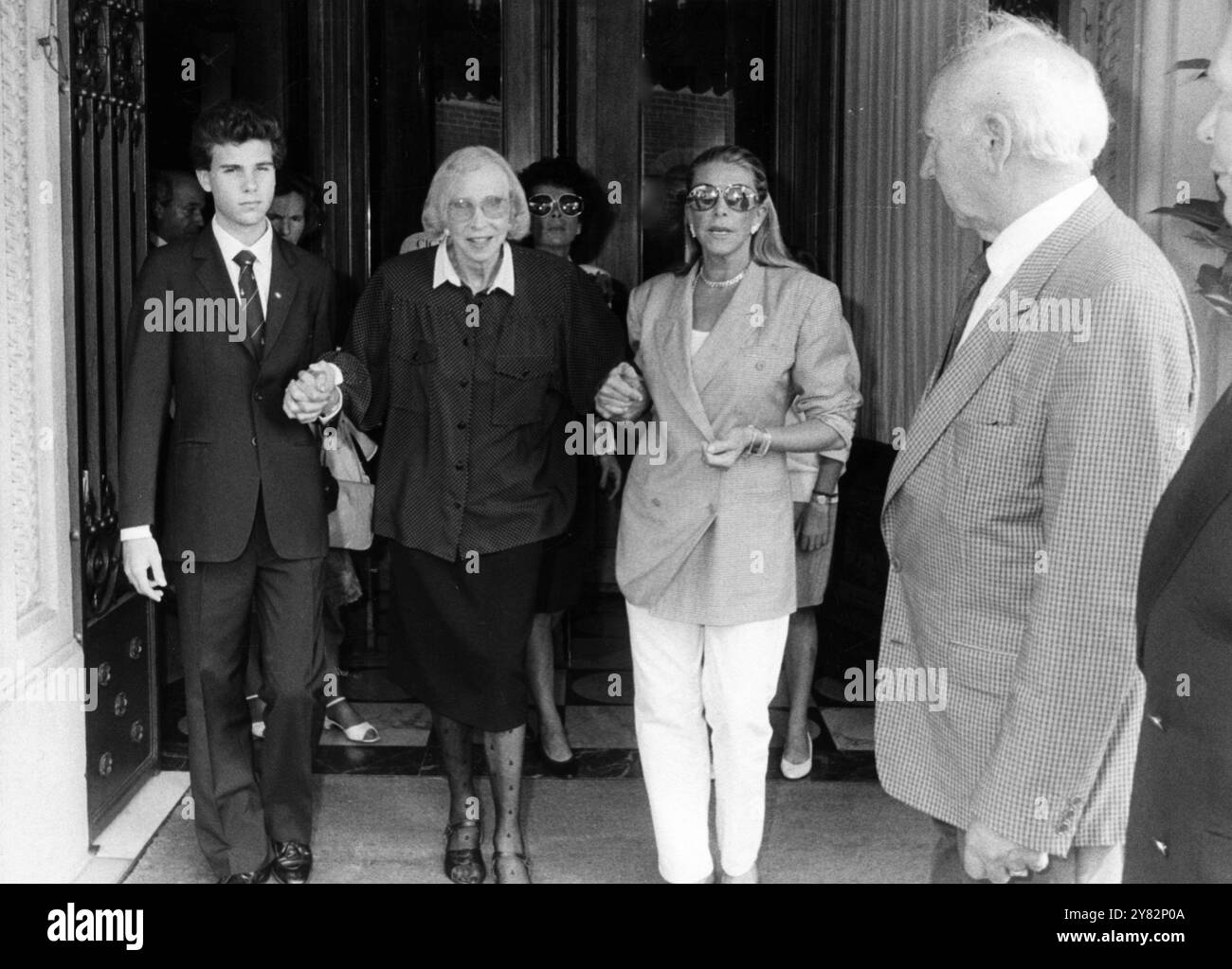 Anni '80 Firenze Archivio Storico Olycom/LaPresse Maria José del Belgio (Ostenda, 4 agosto 1906 - Thônex, 27 gennaio 2001) è stata l'ultima regina consorte d'Italia nel 1946, come moglie di Umberto II, prima della proclamazione della Repubblica. Si tratta della sovrana consorte con il più breve regno nella storia dell'Italia unita. Il suo nome italianizzato ERA Maria Giuseppina di Savoia benché lei stessa non l'abbia mai voluto adottare neppure su documenti ufficiali quali, per esempio, l'atto di matrimonio Nella Foto : Maria José di Savoia con suo nipote Raffaello figlio di Maria Beatrice di sa Banque D'Images